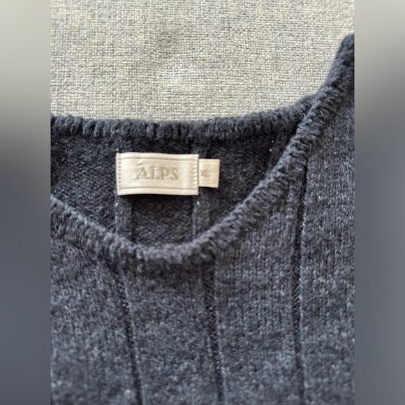 V neck sweater - Picture 2 of 2